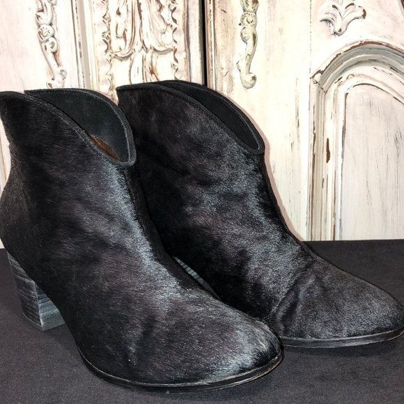 Cynthia Vincent Black Calf Fur 2 1/2” Heel Heel Zip Booties Size 9 - Picture 1 of 8